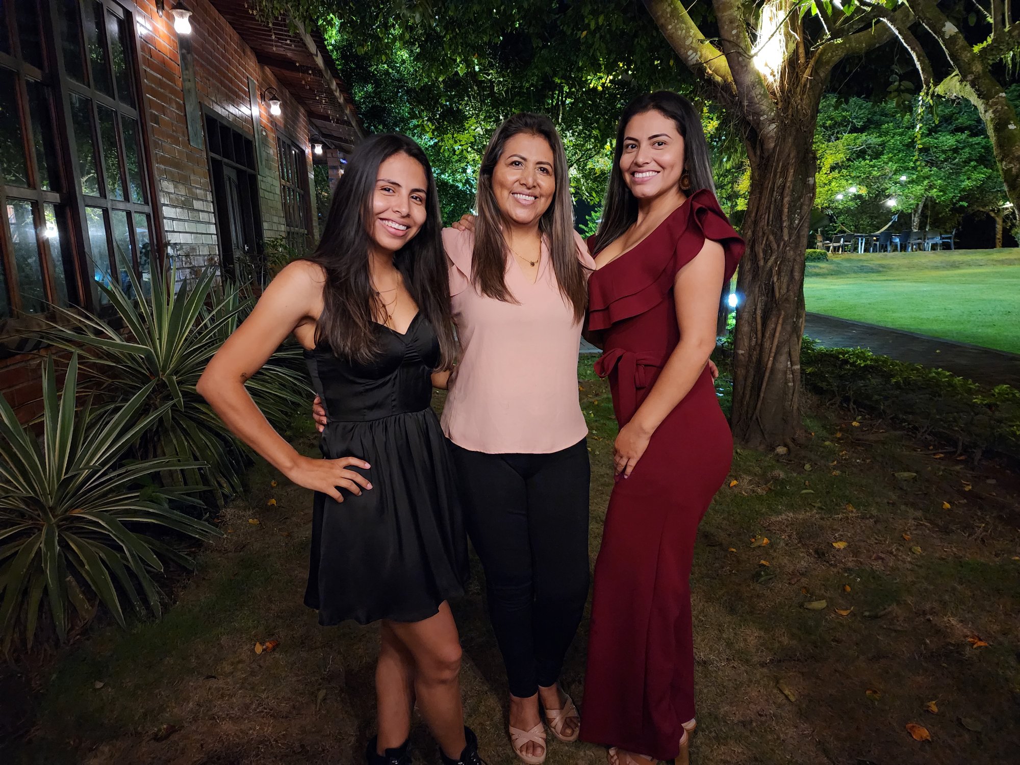 Luisa con su tía Yohana y su mamá