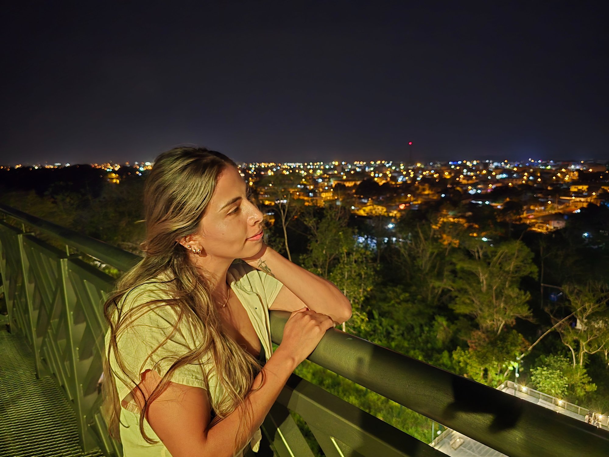Luisa contemplando la ciudad